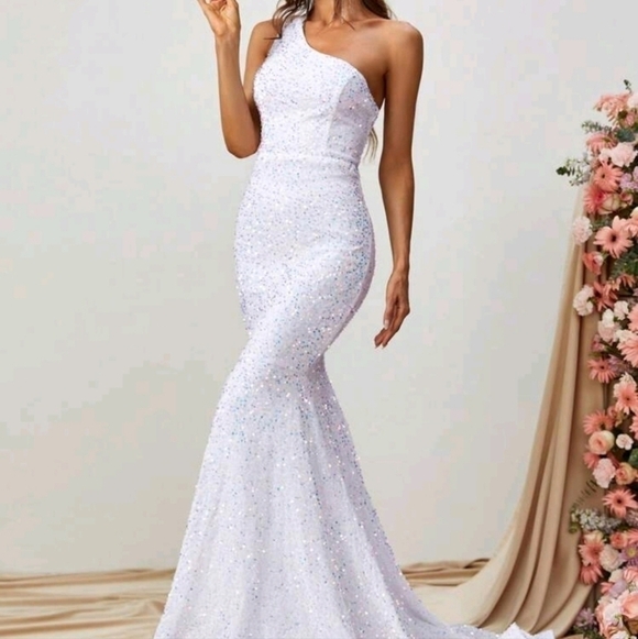 Dresses & Skirts - White Backless Assymmetrical Neck Sleeveles Mermaid Maxi Gown